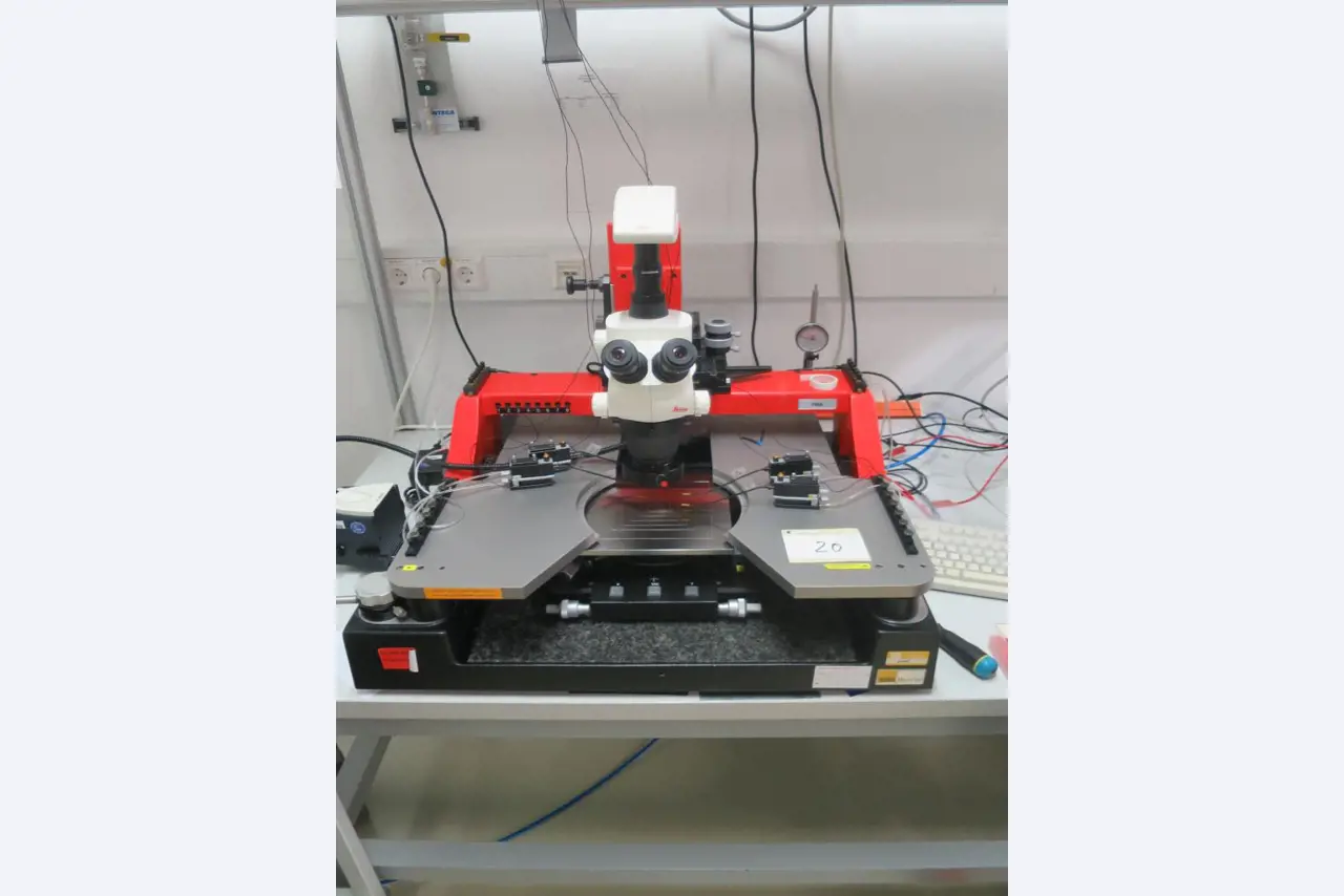 Laboratory, analysis and R & D equipment from a silicon production in the photovoltaic industry-2