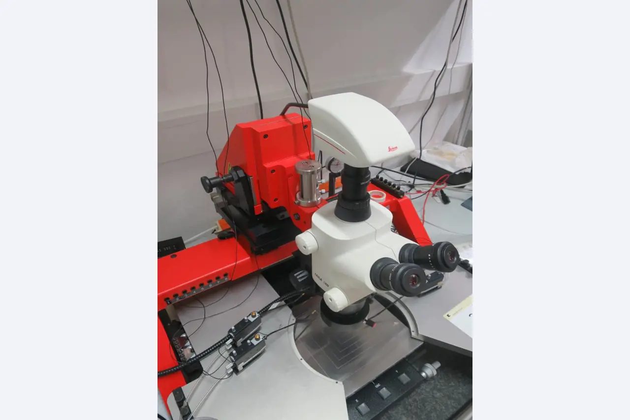 Laboratory, analysis and R & D equipment from a silicon production in the photovoltaic industry-3
