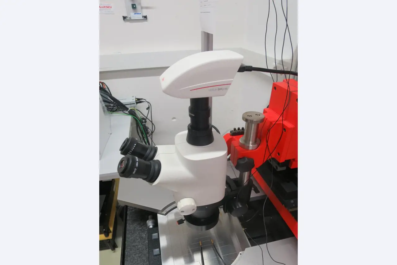 Laboratory, analysis and R & D equipment from a silicon production in the photovoltaic industry-4