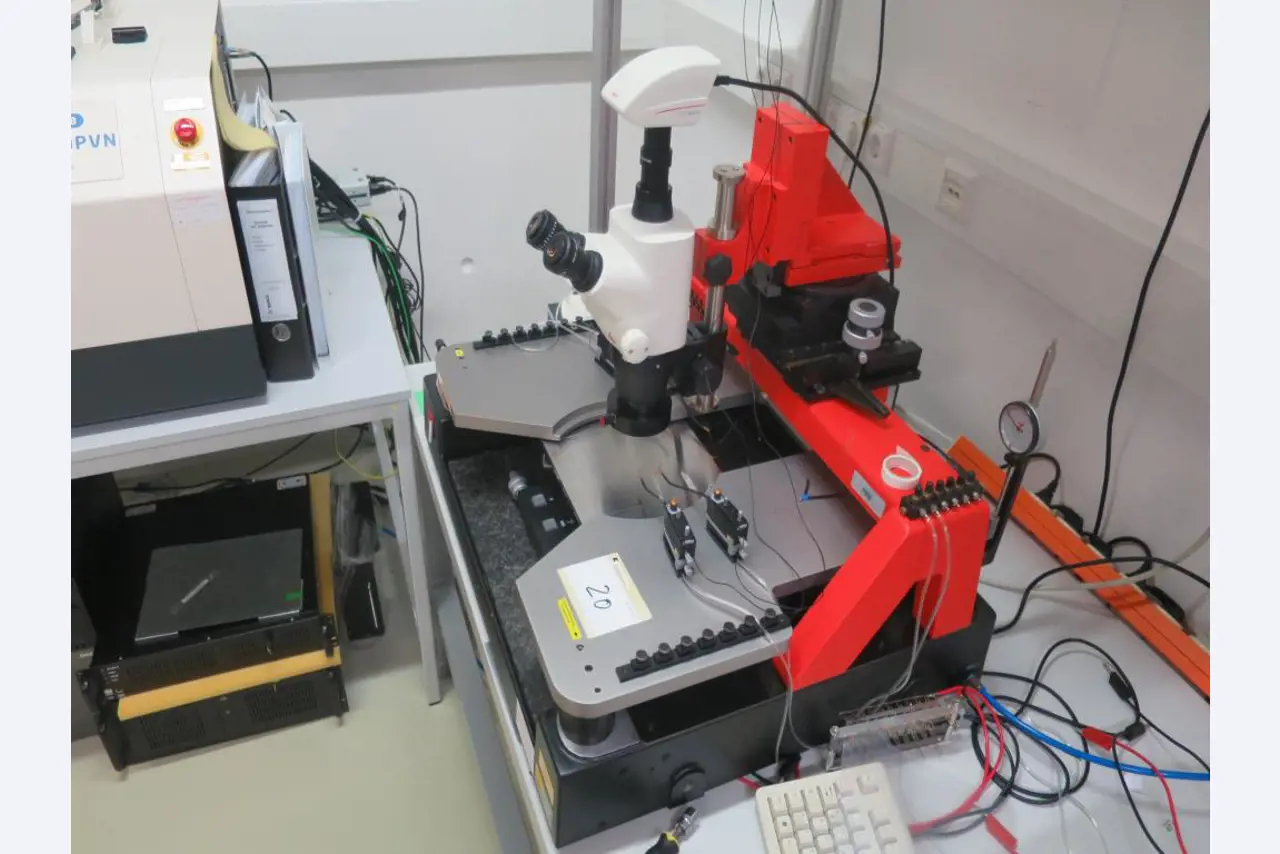 Laboratory, analysis and R & D equipment from a silicon production in the photovoltaic industry-5