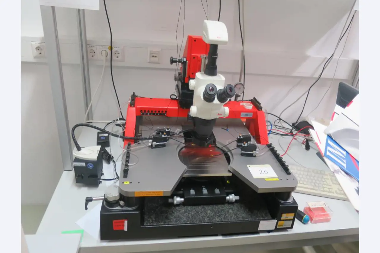 Laboratory, analysis and R & D equipment from a silicon production in the photovoltaic industry-1