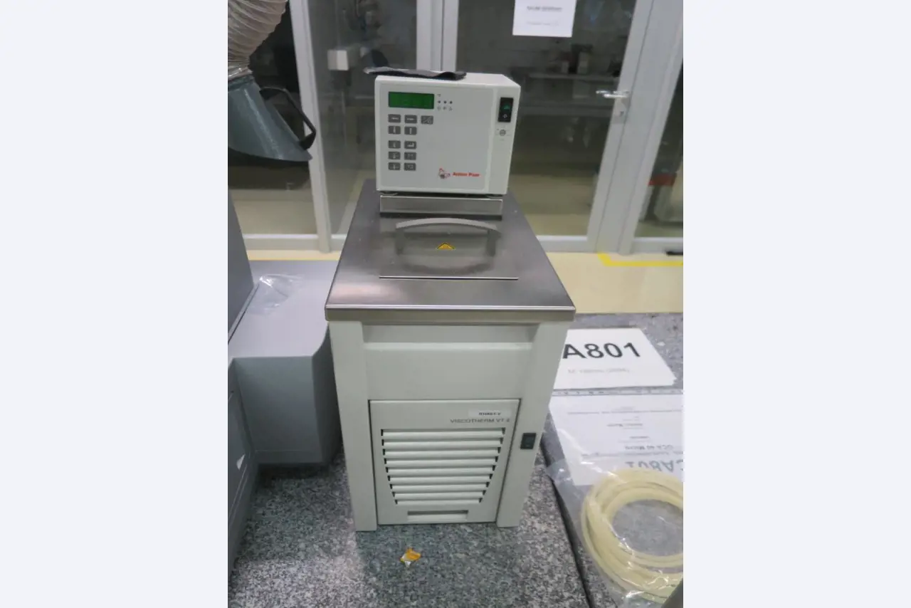 Laboratory, analysis and R & D equipment from a silicon production in the photovoltaic industry-3