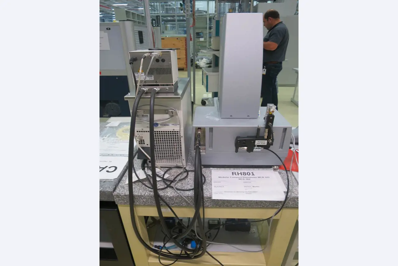 Laboratory, analysis and R & D equipment from a silicon production in the photovoltaic industry-4