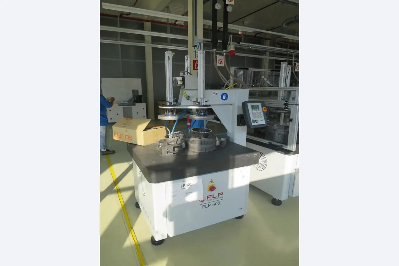 Laboratory, analysis and R & D equipment from a silicon production in the photovoltaic industry-1