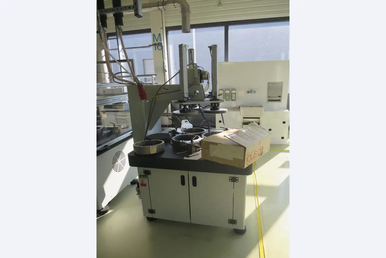 Laboratory, analysis and R & D equipment from a silicon production in the photovoltaic industry-2
