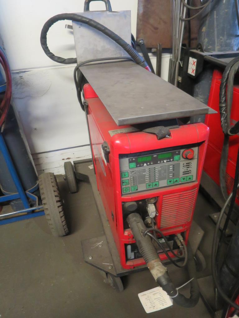 dobro vzdrževani stroji za obdelavo kovin.-1