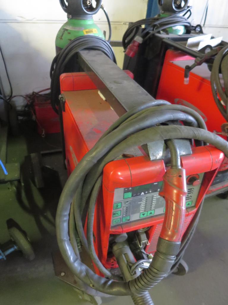 dobro vzdrževani stroji za obdelavo kovin.-1