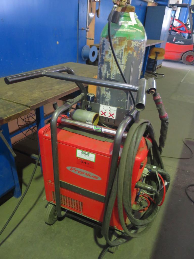 dobro vzdrževani stroji za obdelavo kovin.-1