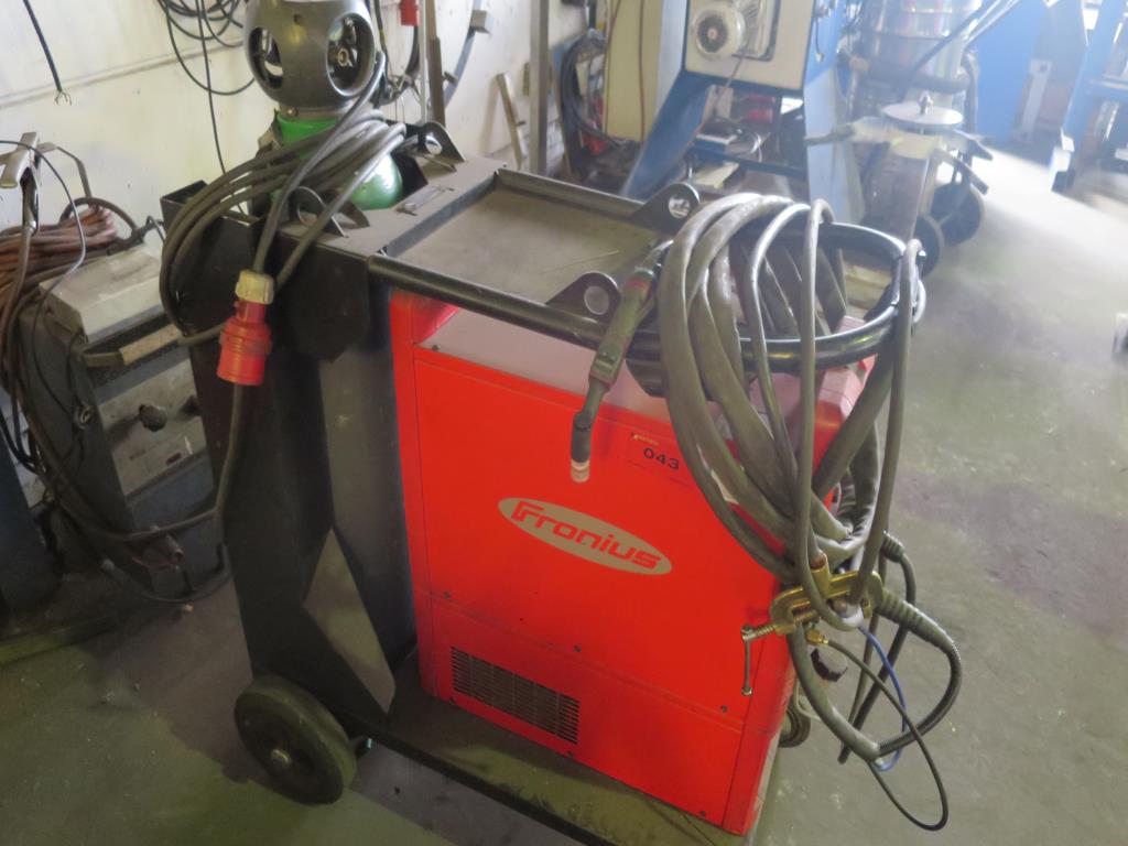 dobro vzdrževani stroji za obdelavo kovin.-2