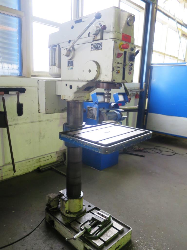 dobro vzdrževani stroji za obdelavo kovin.-1