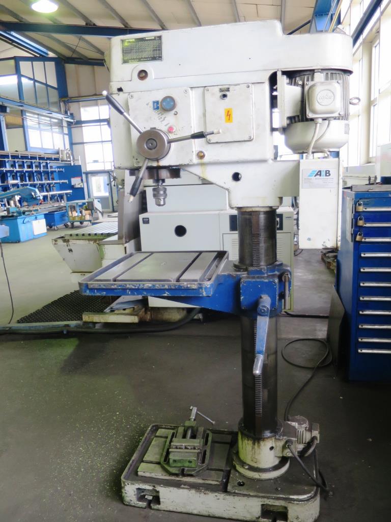 dobro vzdrževani stroji za obdelavo kovin.-2