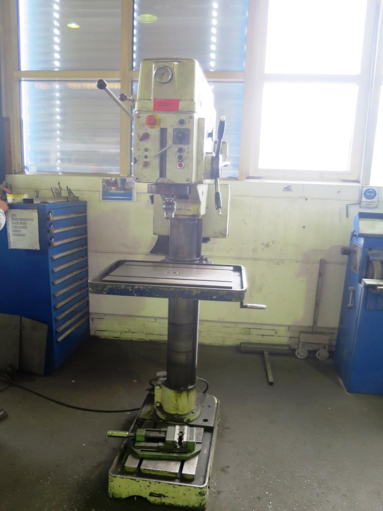 dobro vzdrževani stroji za obdelavo kovin.-3