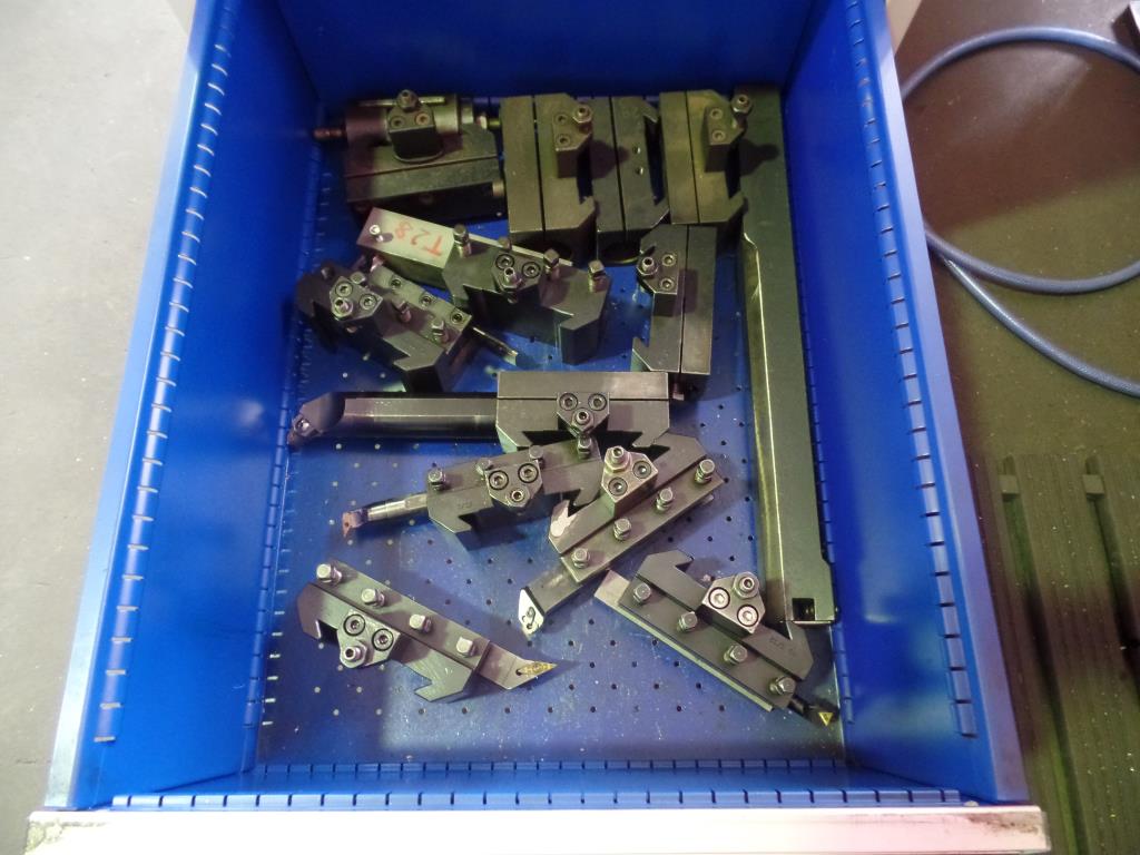 dobro vzdrževani stroji za obdelavo kovin.-8