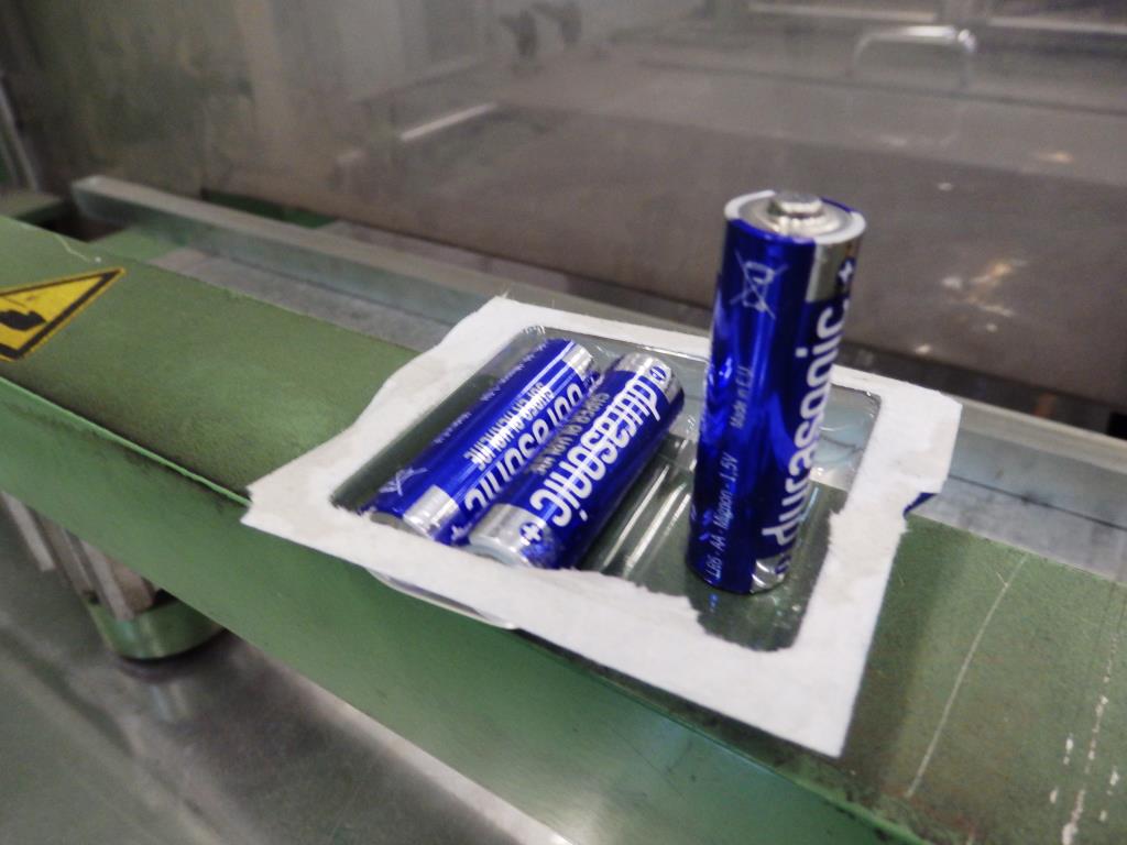 Installations pour l'emballage et le conditionnement sous blister de piles-8