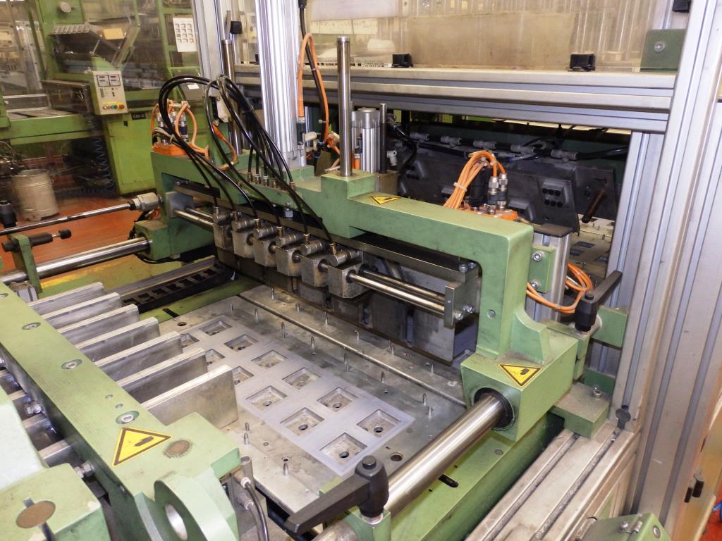 Installations pour l'emballage et le conditionnement sous blister de piles-25