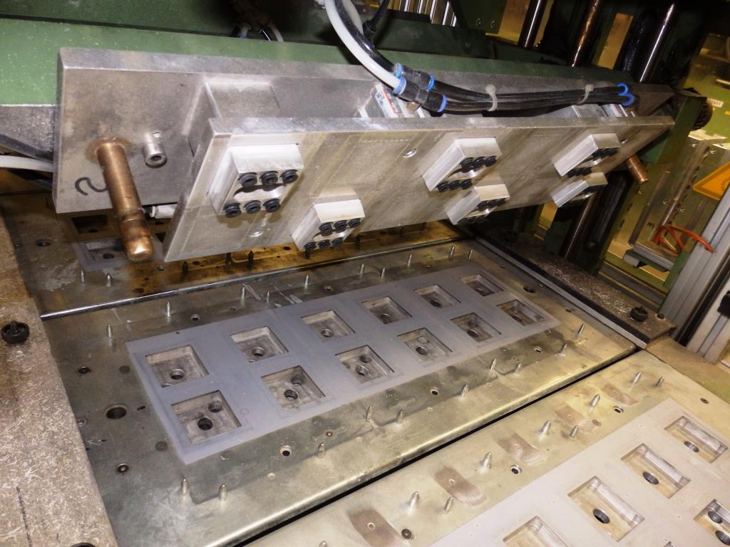 Installations pour l'emballage et le conditionnement sous blister de piles-27