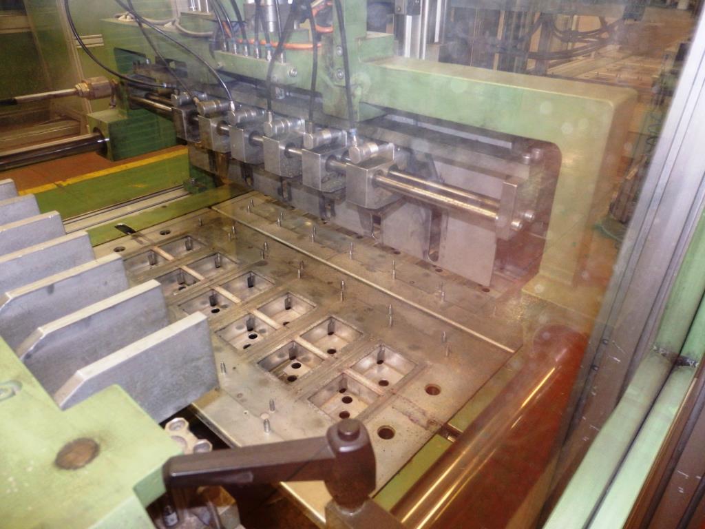 Installations pour l'emballage et le conditionnement sous blister de piles-19