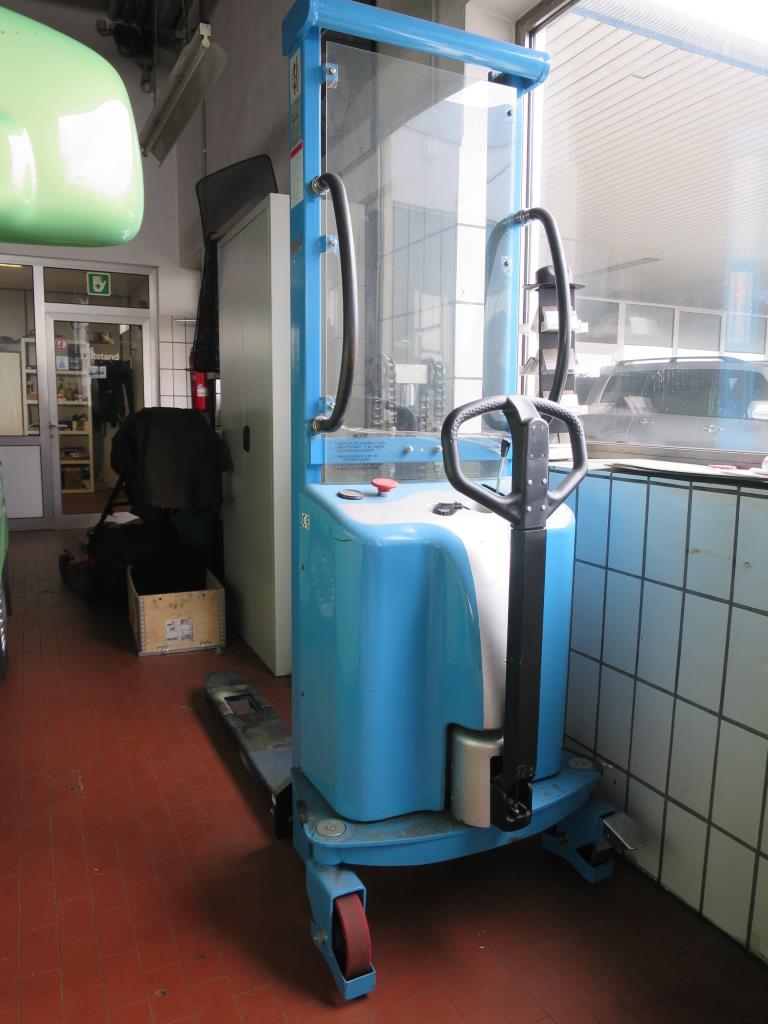 Véhicules utilitaires, équipement d'atelier, chariots de manutention, machines-outils-1