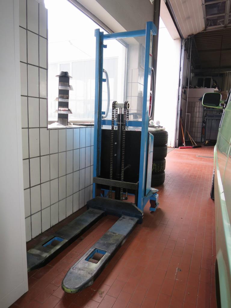 Véhicules utilitaires, équipement d'atelier, chariots de manutention, machines-outils-2