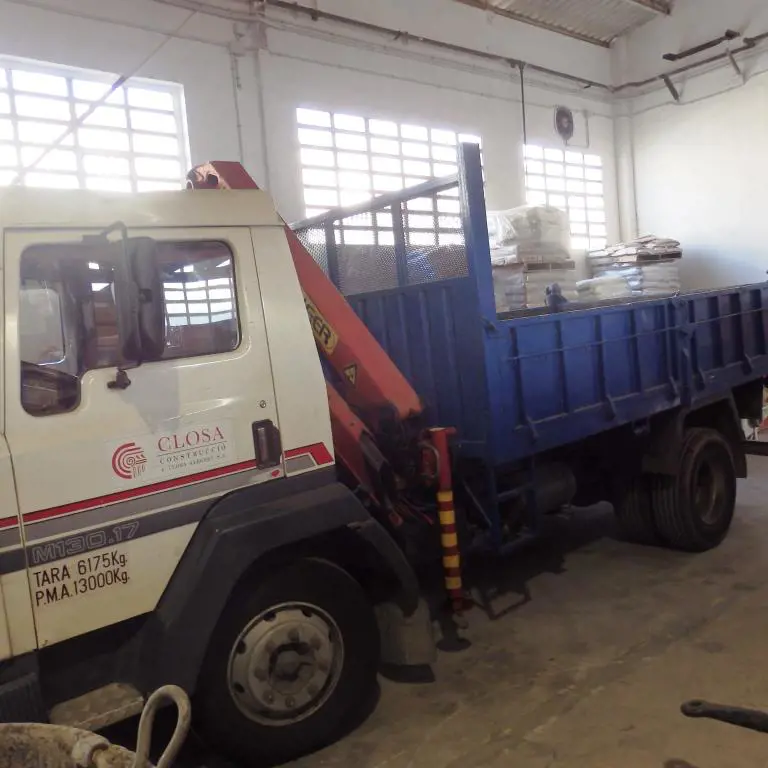 Camion-grue avec plate-forme ouverte Nissan M130.17