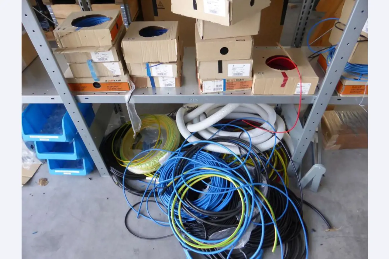 Máquinas Montagem de cabos/construção de armários de controlo-1