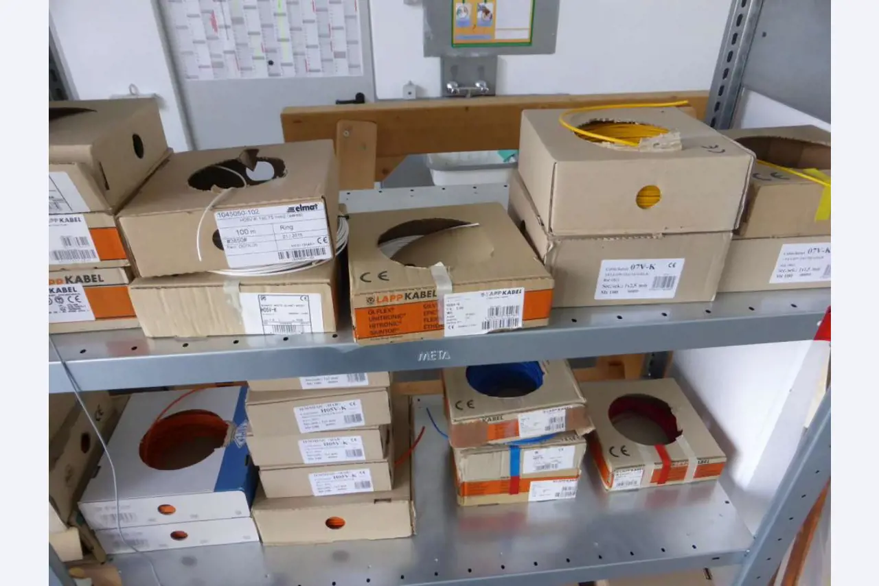 Máquinas Montagem de cabos/construção de armários de controlo-3