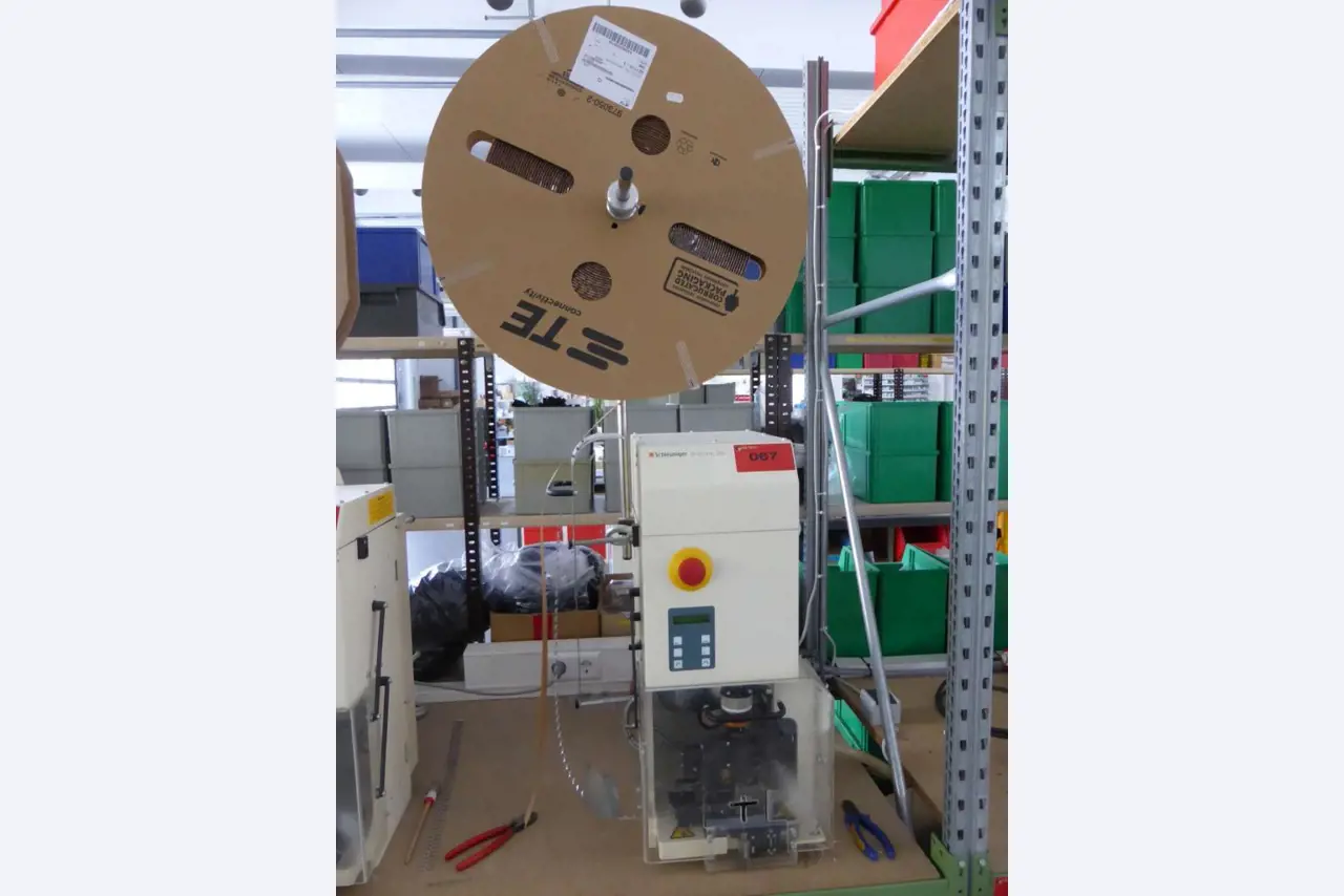 Máquinas Montagem de cabos/construção de armários de controlo-1