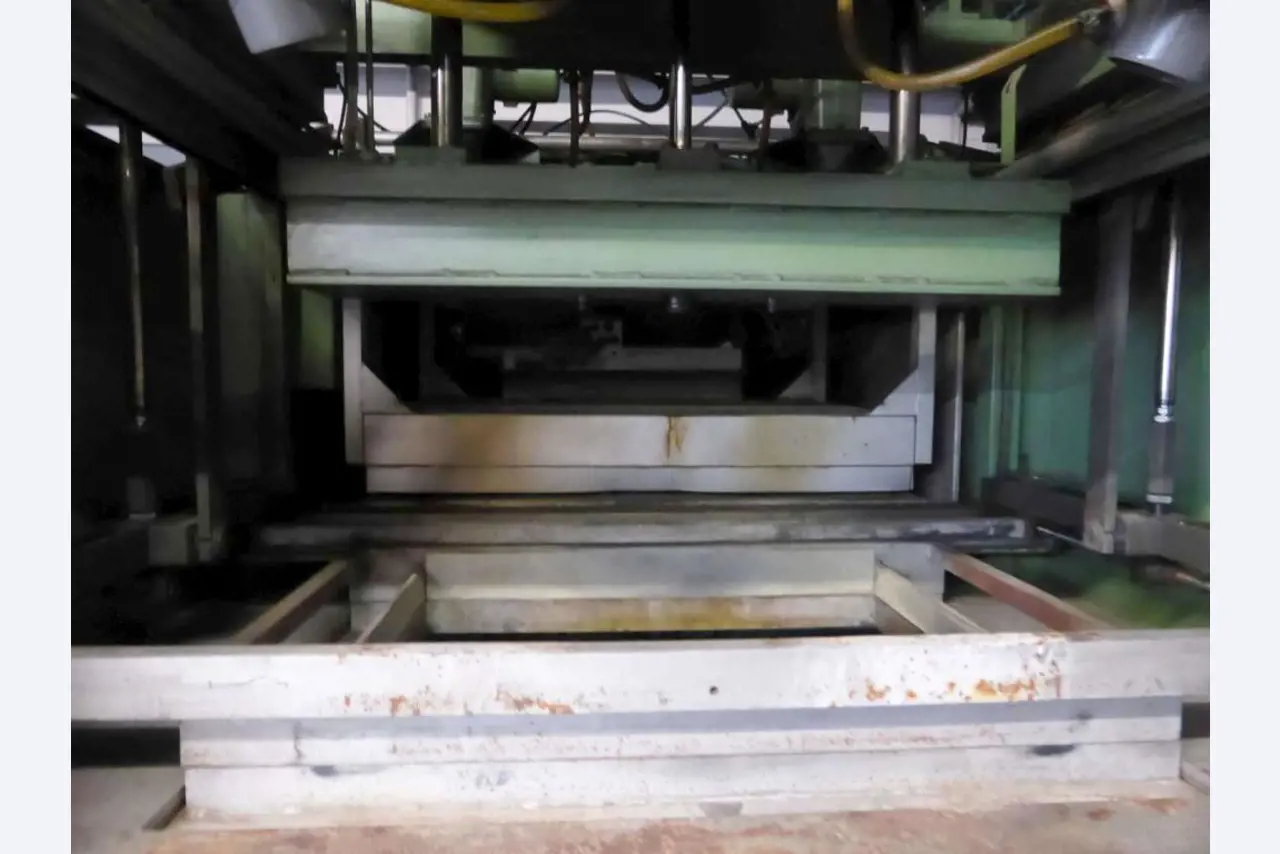Houtbewerkings- en kunststof spuitgietmachines-2