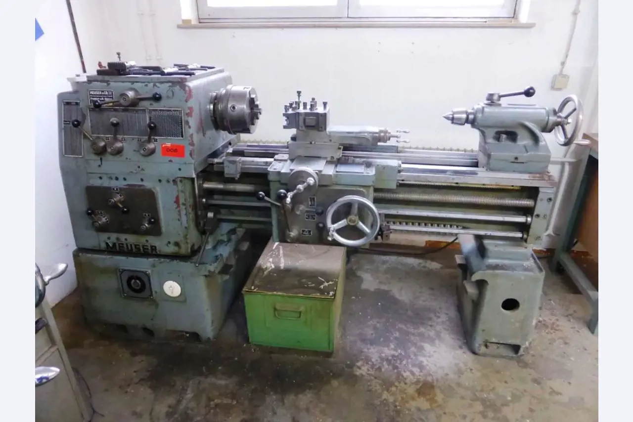 Houtbewerkings- en kunststof spuitgietmachines-1