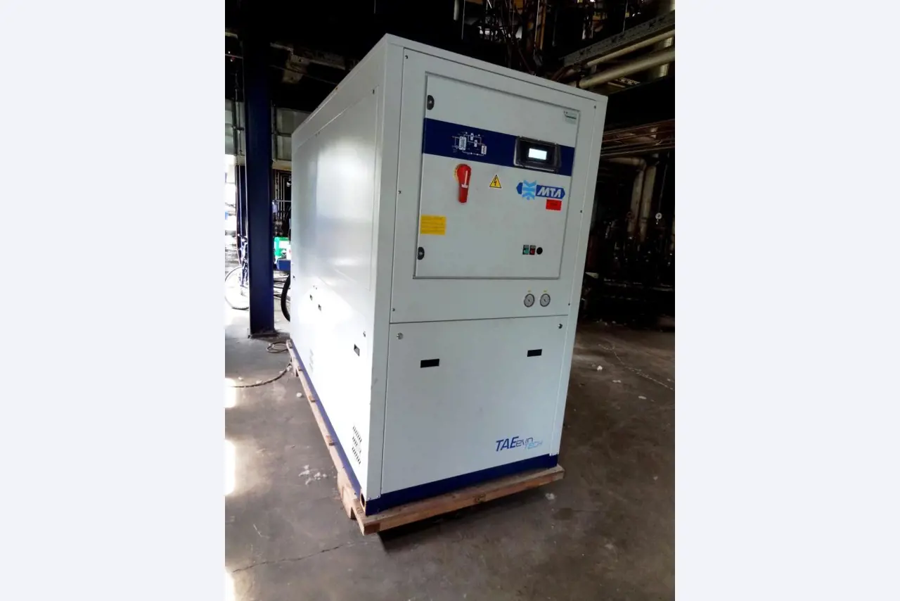 Machines pour la fabrication de pièces (rapportées) automobiles moussées et injectées-2