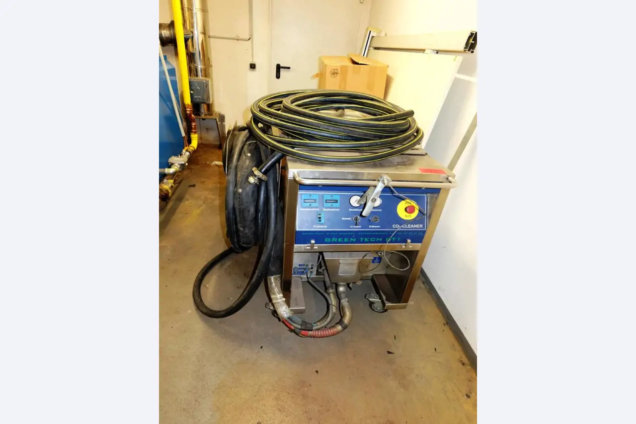 Machines pour la fabrication de pièces (rapportées) automobiles moussées et injectées-1