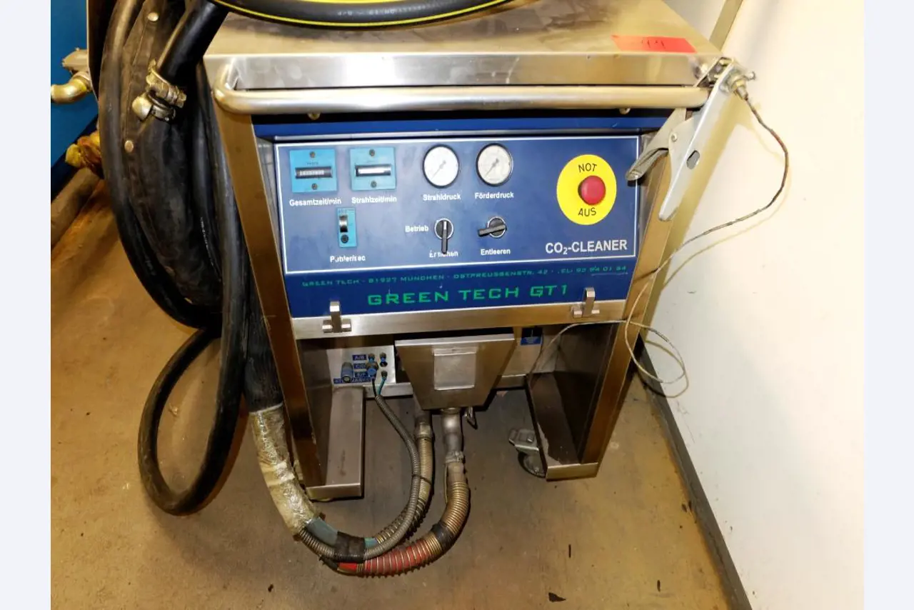 Machines pour la fabrication de pièces (rapportées) automobiles moussées et injectées-2