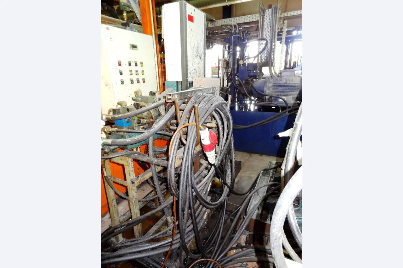 Machines for the manufacturing of foamed <br>and injected attachments and spare parts <br>for the automotive sector-4