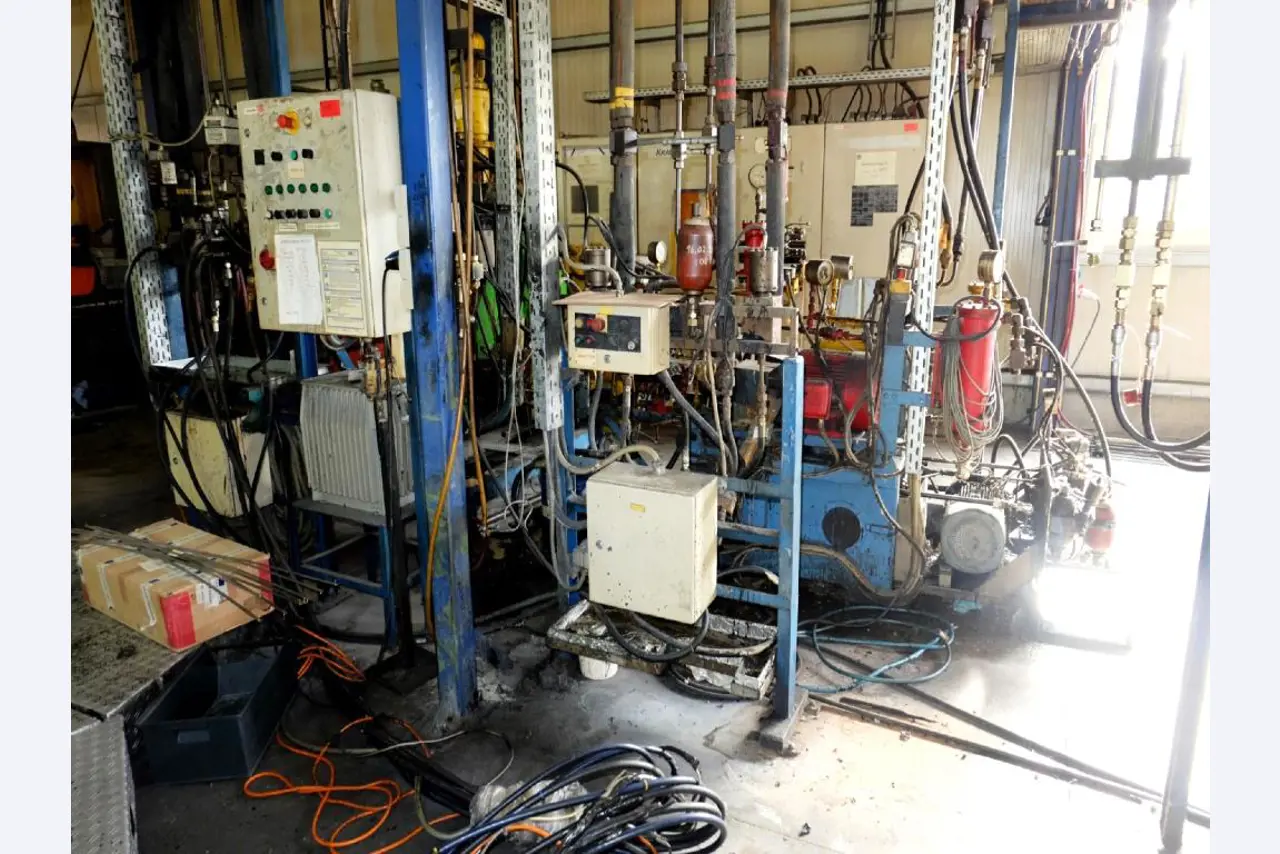 Machines for the manufacturing of foamed <br>and injected attachments and spare parts <br>for the automotive sector-15