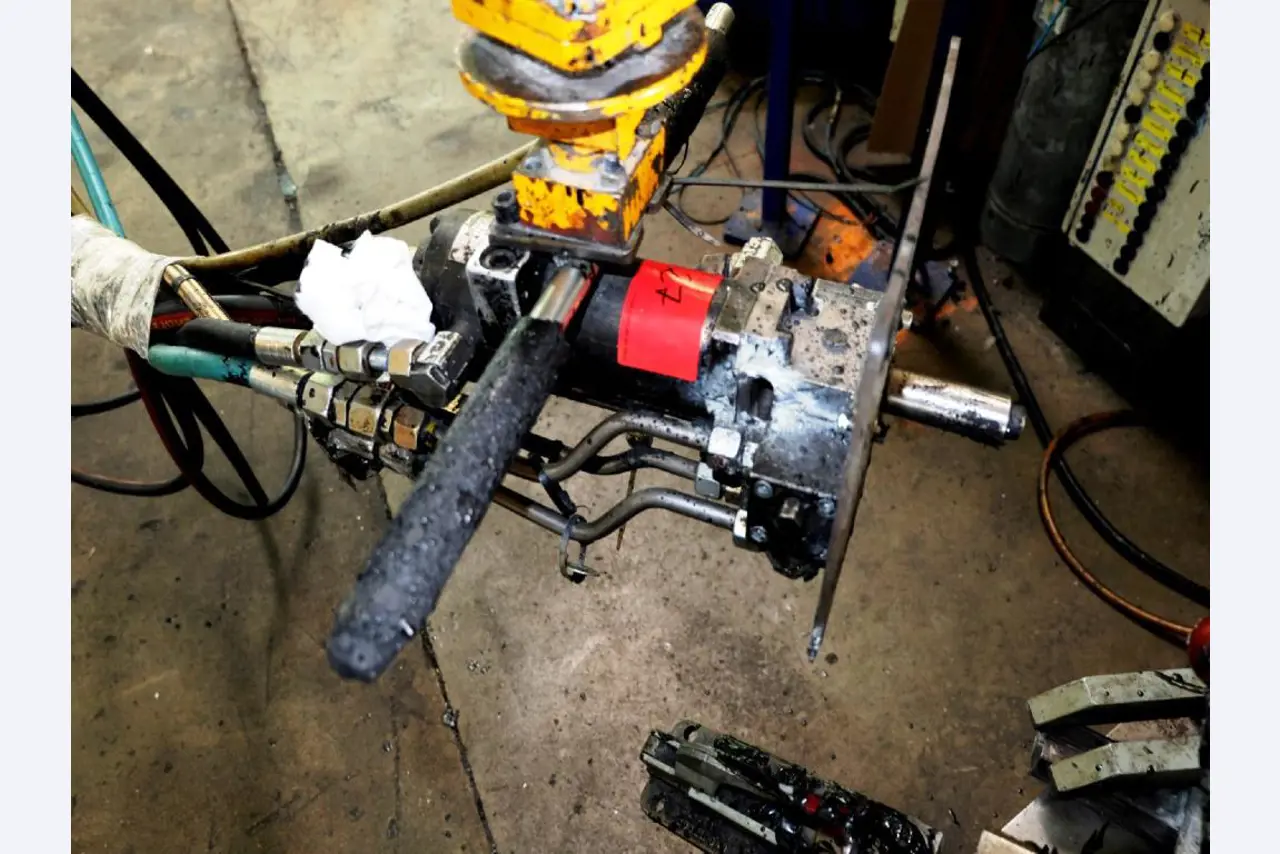 Machines voor het vervaardigen van geschuimde en geïnjecteerde (reserve)onderdelen voor de automobielsector
-11