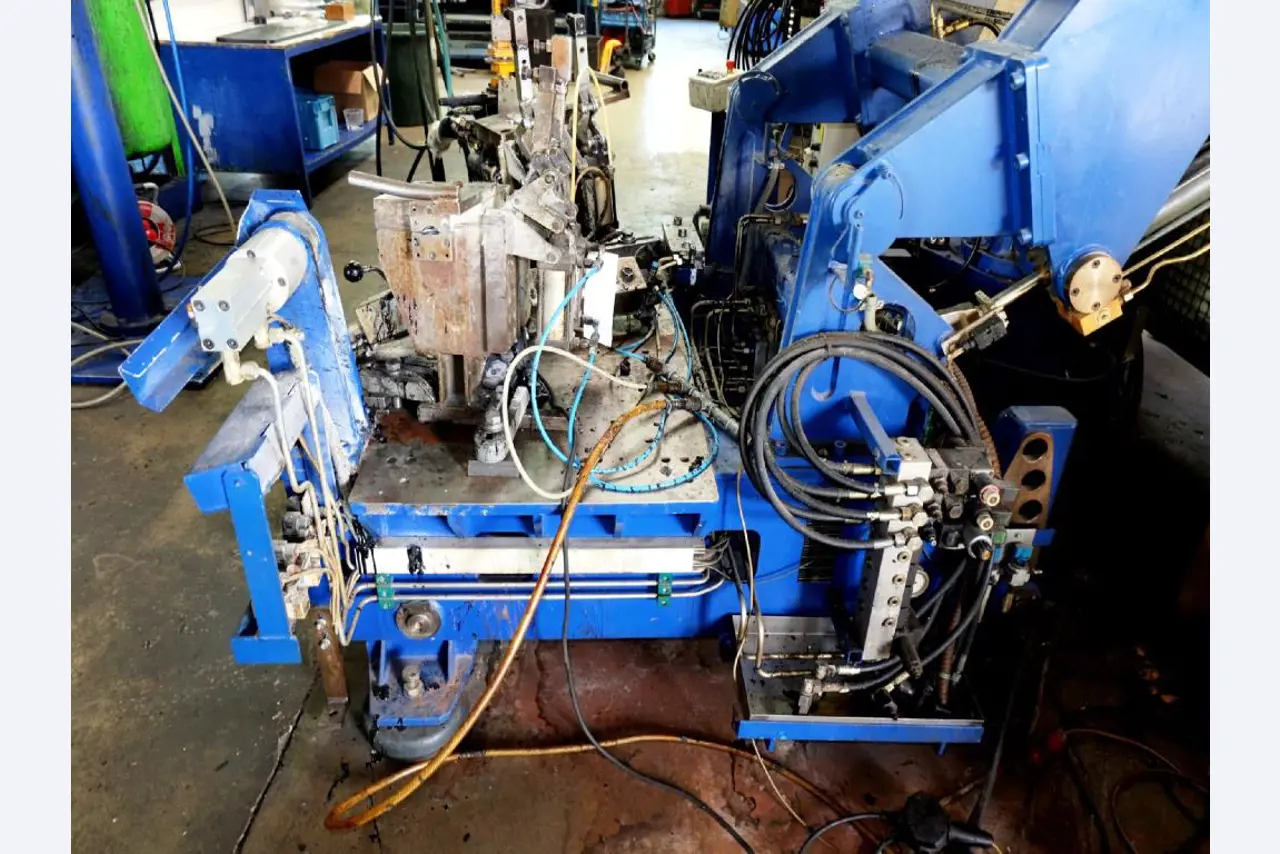 Machines voor het vervaardigen van geschuimde en geïnjecteerde (reserve)onderdelen voor de automobielsector
-13