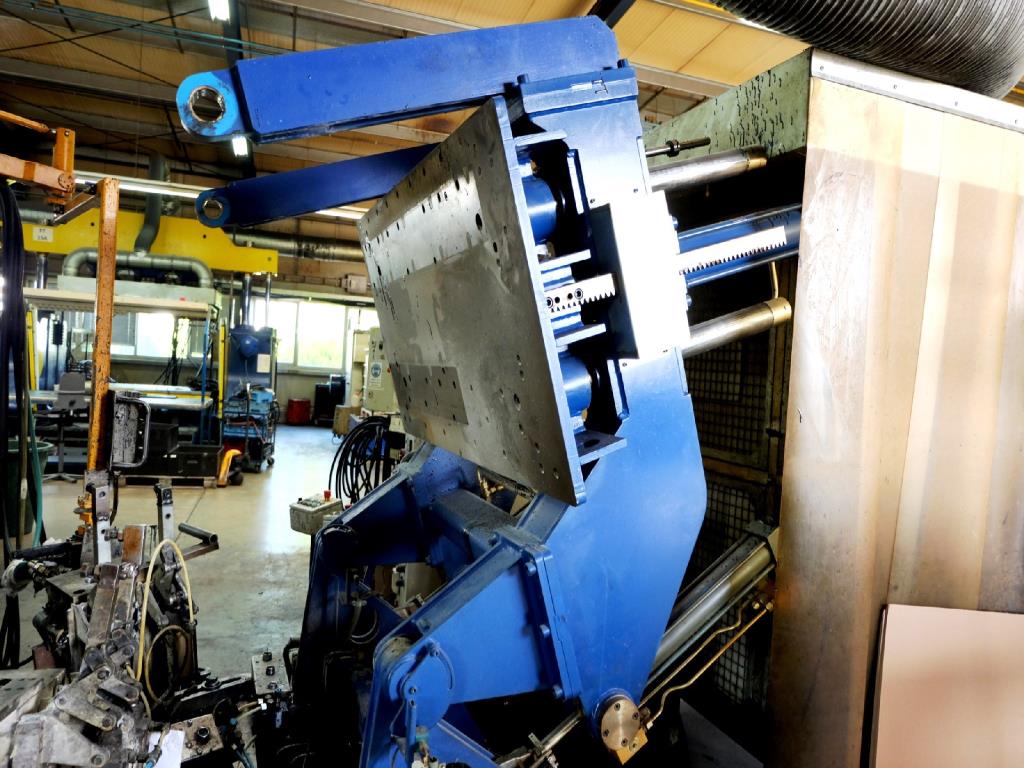 Machines for the manufacturing of foamed <br>and injected attachments and spare parts <br>for the automotive sector-14