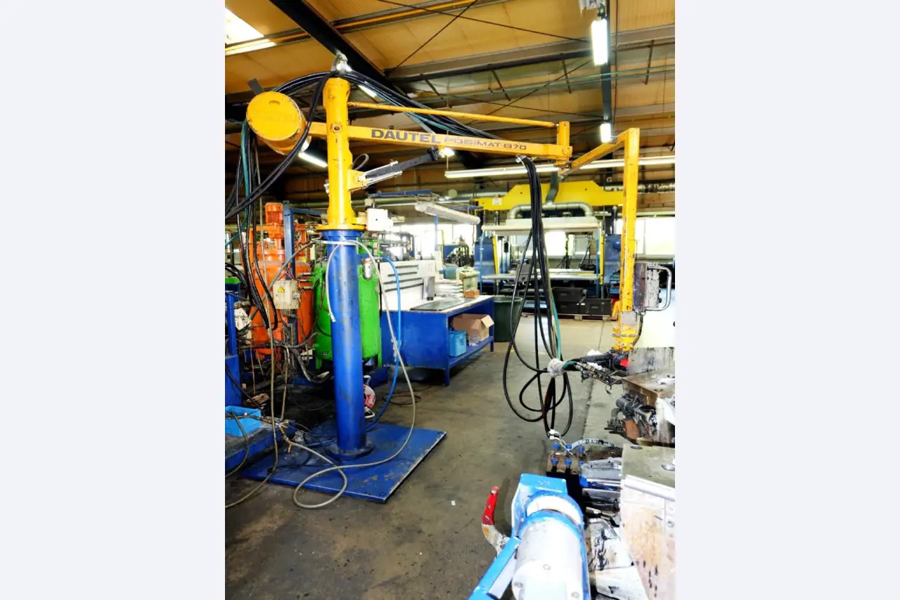 Machines voor het vervaardigen van geschuimde en geïnjecteerde (reserve)onderdelen voor de automobielsector
-16