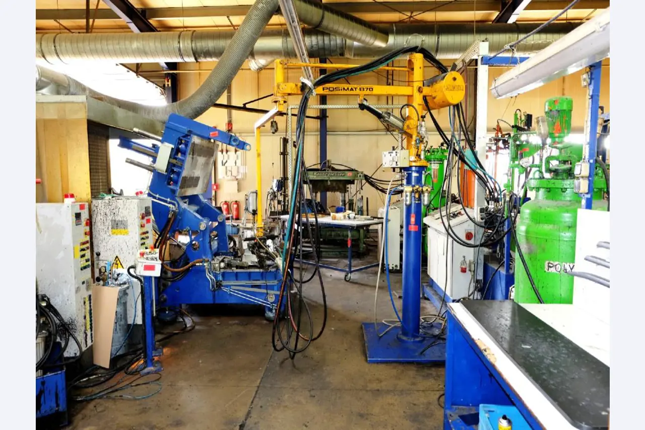 Machines voor het vervaardigen van geschuimde en geïnjecteerde (reserve)onderdelen voor de automobielsector
-1