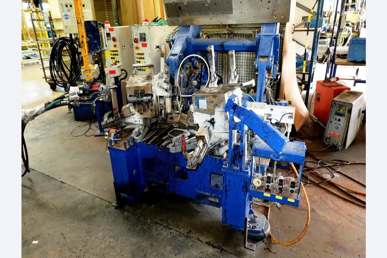 Machines voor het vervaardigen van geschuimde en geïnjecteerde (reserve)onderdelen voor de automobielsector
-2