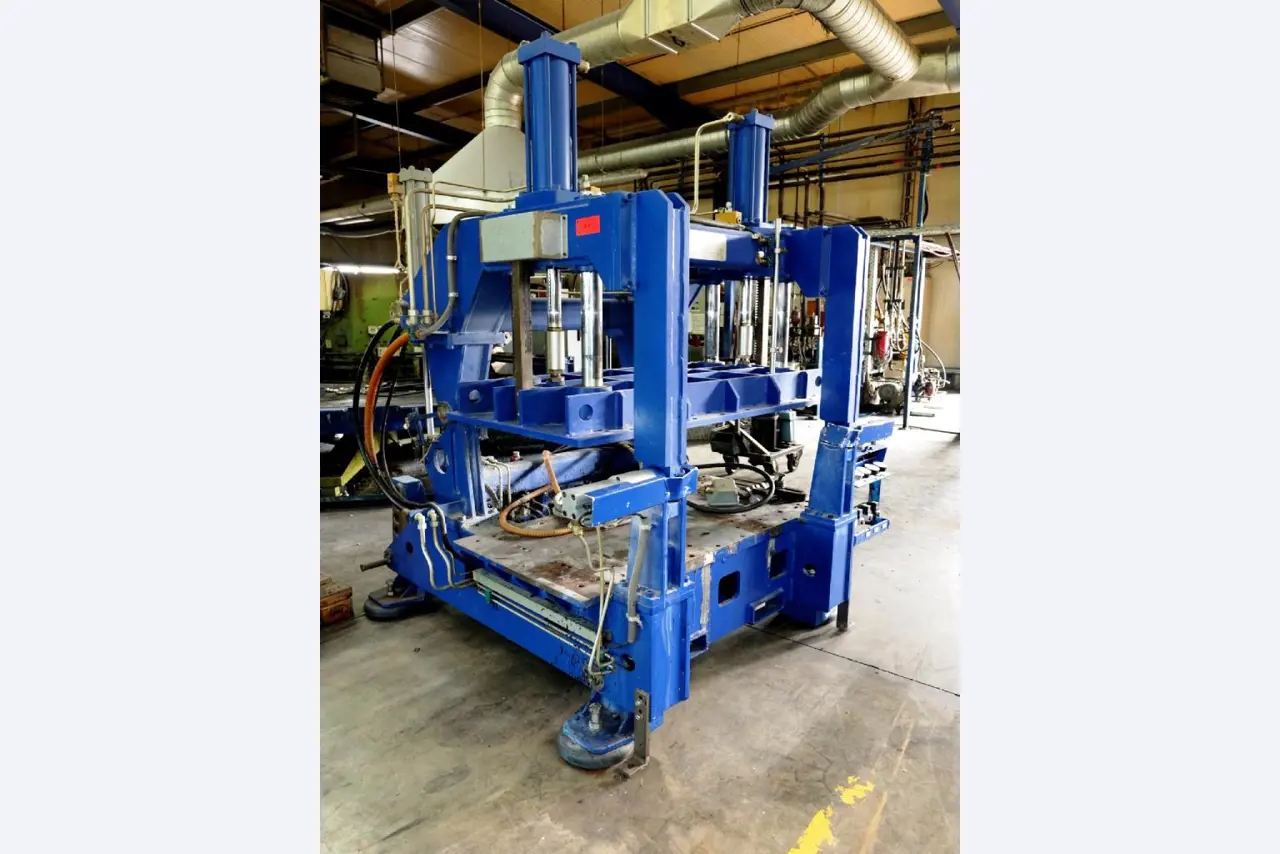 Machines voor het vervaardigen van geschuimde en geïnjecteerde (reserve)onderdelen voor de automobielsector
-4