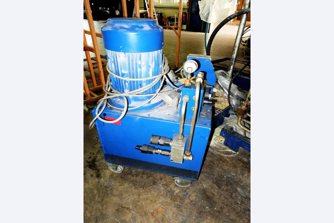 Machines voor het vervaardigen van geschuimde en geïnjecteerde (reserve)onderdelen voor de automobielsector
-8