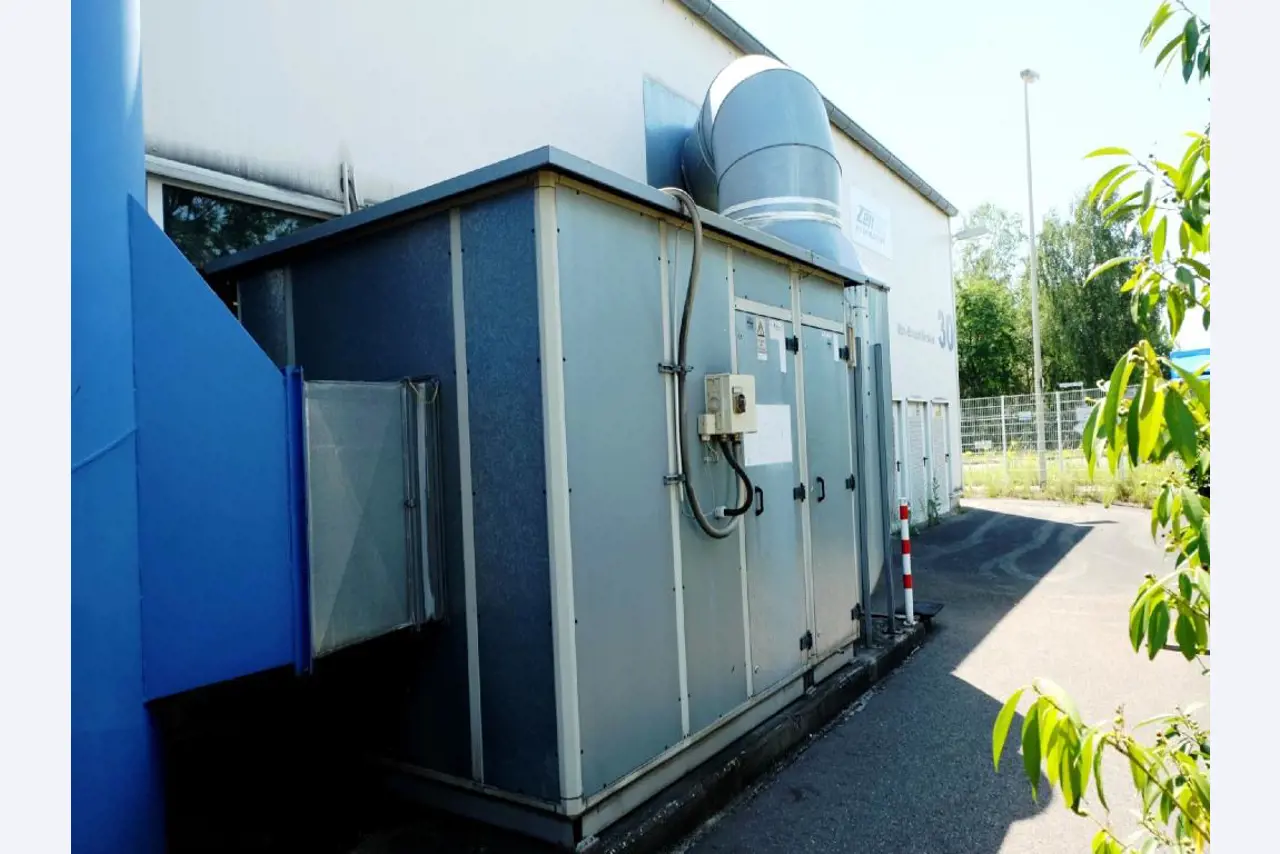 Machines pour la fabrication de pièces (rapportées) automobiles moussées et injectées-1