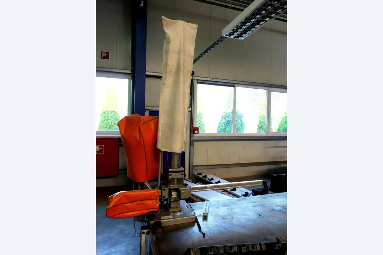 Machines pour la fabrication de pièces (rapportées) automobiles moussées et injectées-4