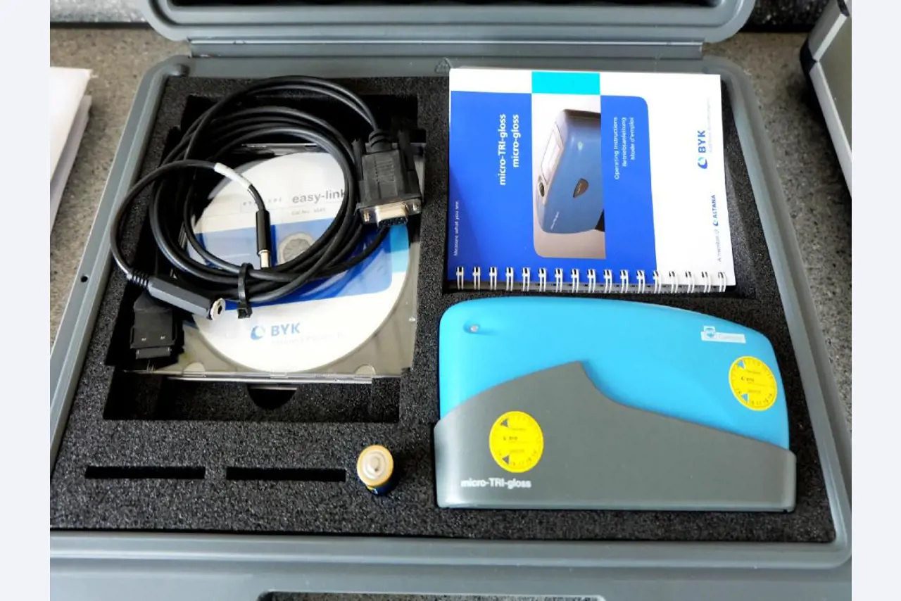 Machines pour la fabrication de pièces (rapportées) automobiles moussées et injectées-1