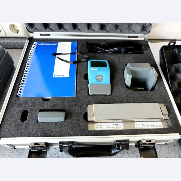 Machines pour la fabrication de pièces (rapportées) automobiles moussées et injectées-1