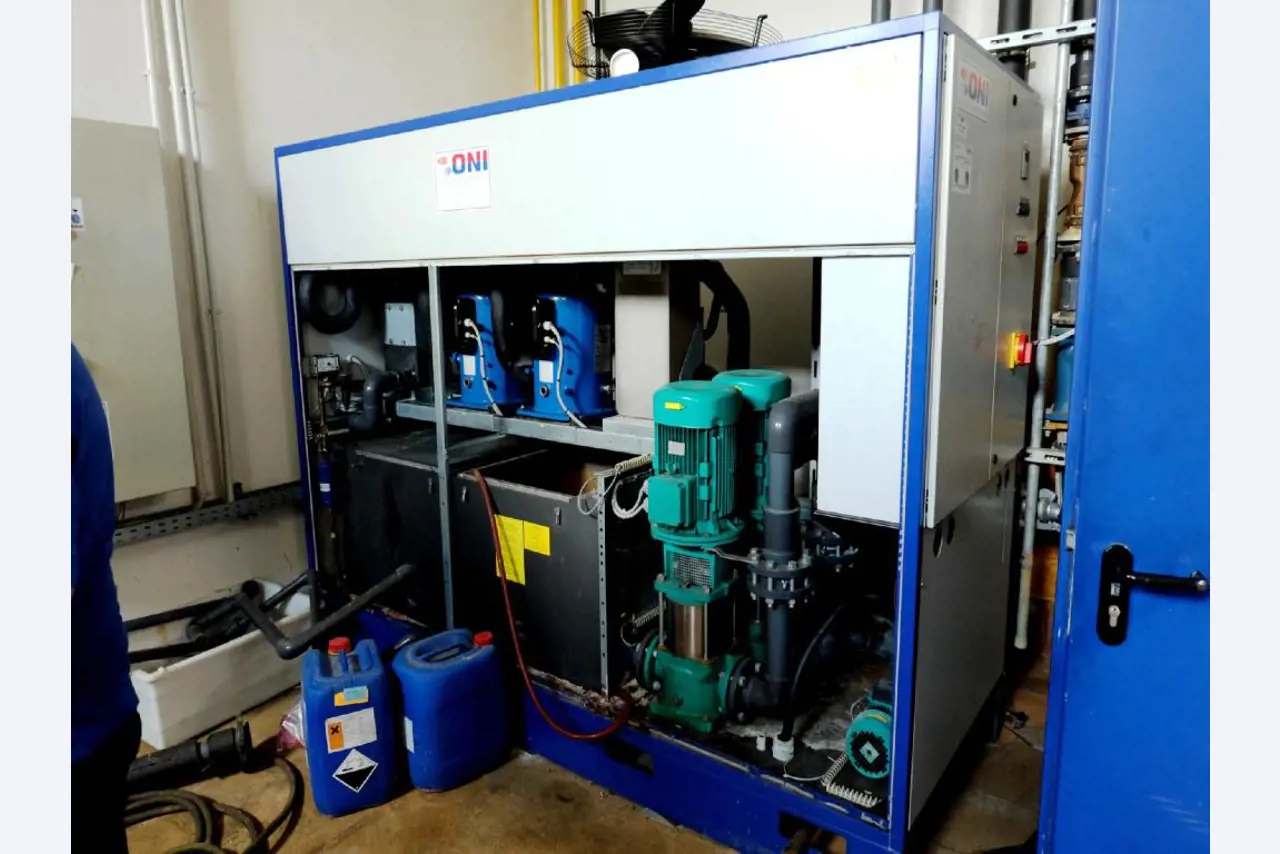 Machines for the manufacturing of foamed <br>and injected attachments and spare parts <br>for the automotive sector-4