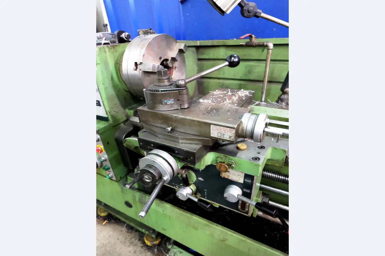 Machines pour la fabrication de pièces (rapportées) automobiles moussées et injectées-3