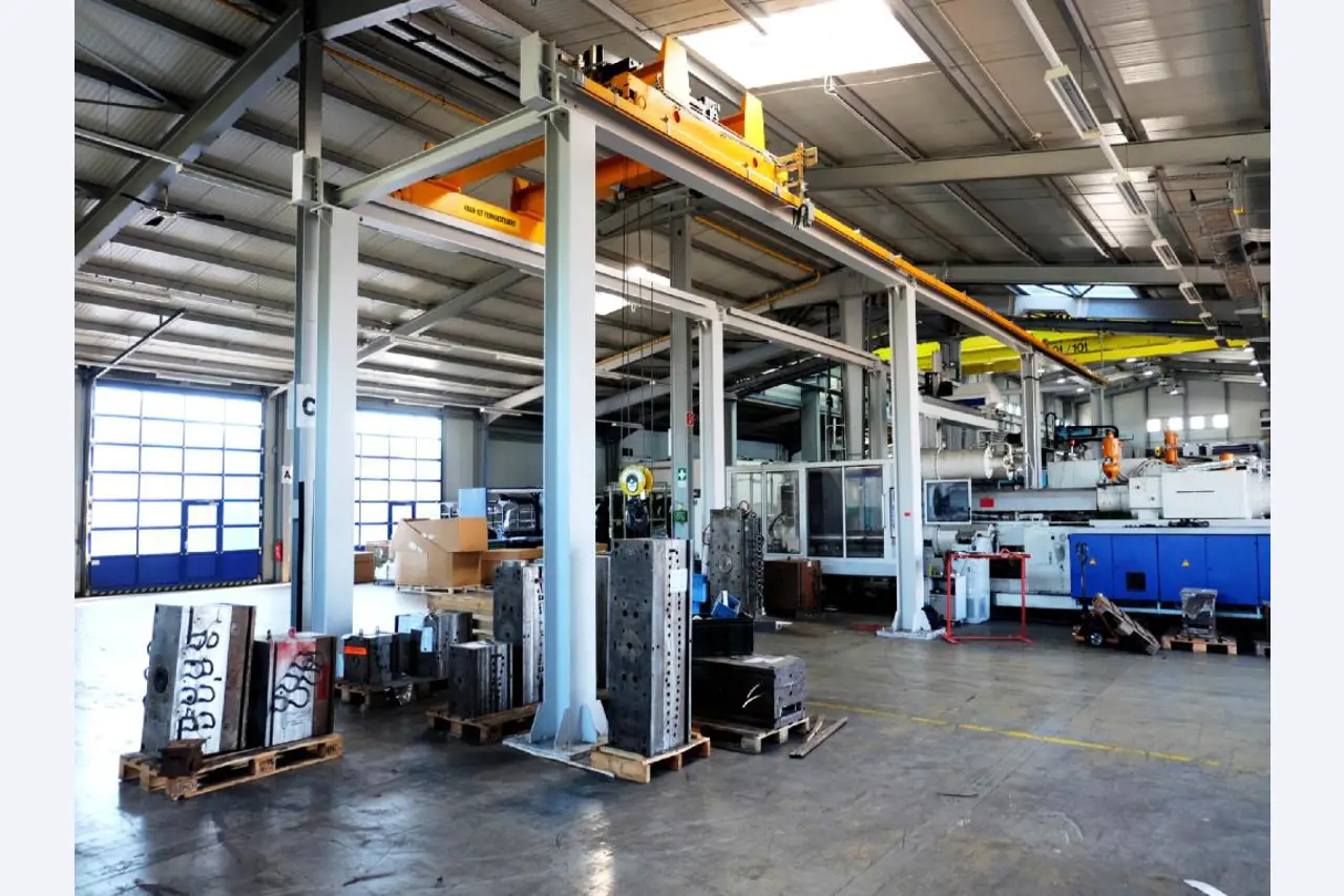 Machines for the manufacturing of foamed <br>and injected attachments and spare parts <br>for the automotive sector-1