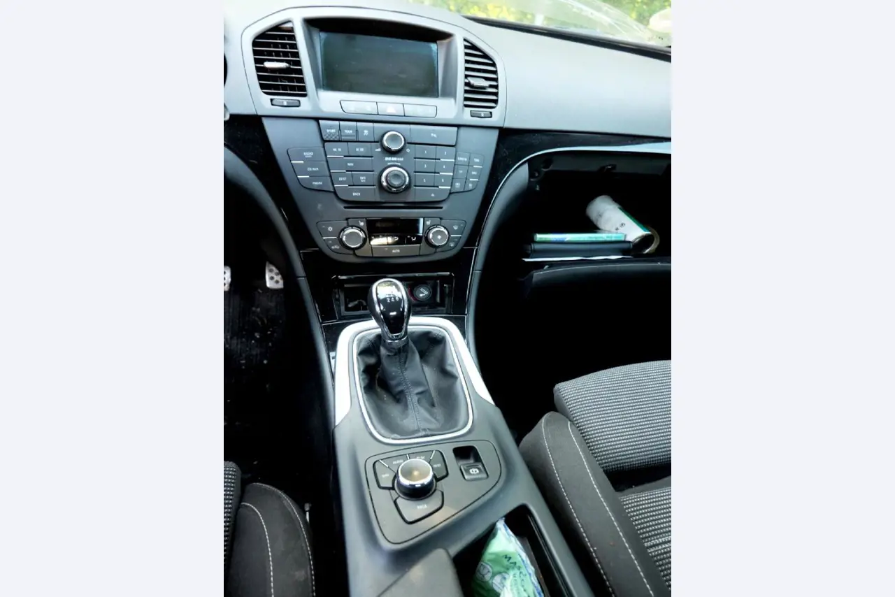 Machines pour la fabrication de pièces (rapportées) automobiles moussées et injectées-8